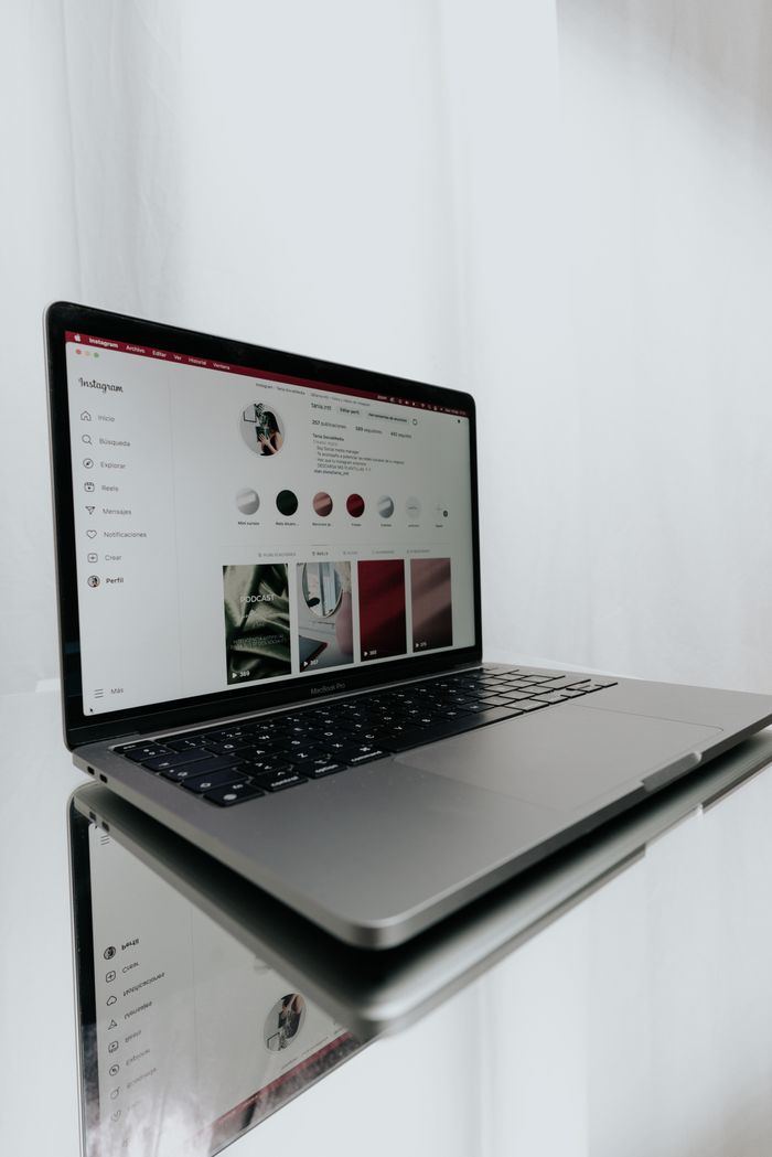 Un ordinateur portable élégant affichant un profil Instagram, mettant en valeur la technologie moderne et la connectivité en ligne.