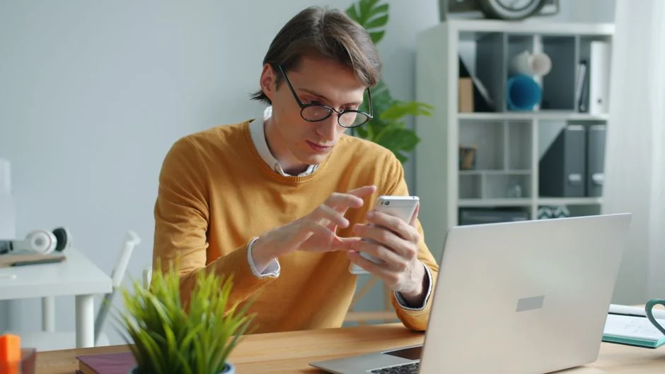 Gros plan sur une tablette affichant l’écran de recherche Google, mettant en avant la technologie et la navigation sur internet.